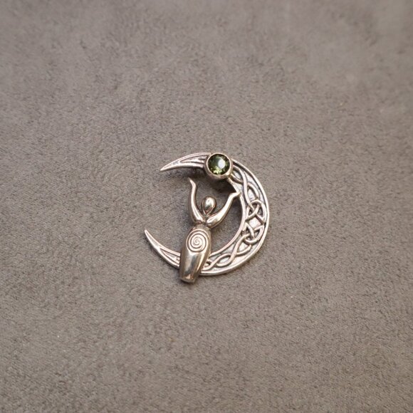 Vintage Sterling Silver Celtic Moon Goddess Pendant with Green Gemstone - Picture 4 of 7